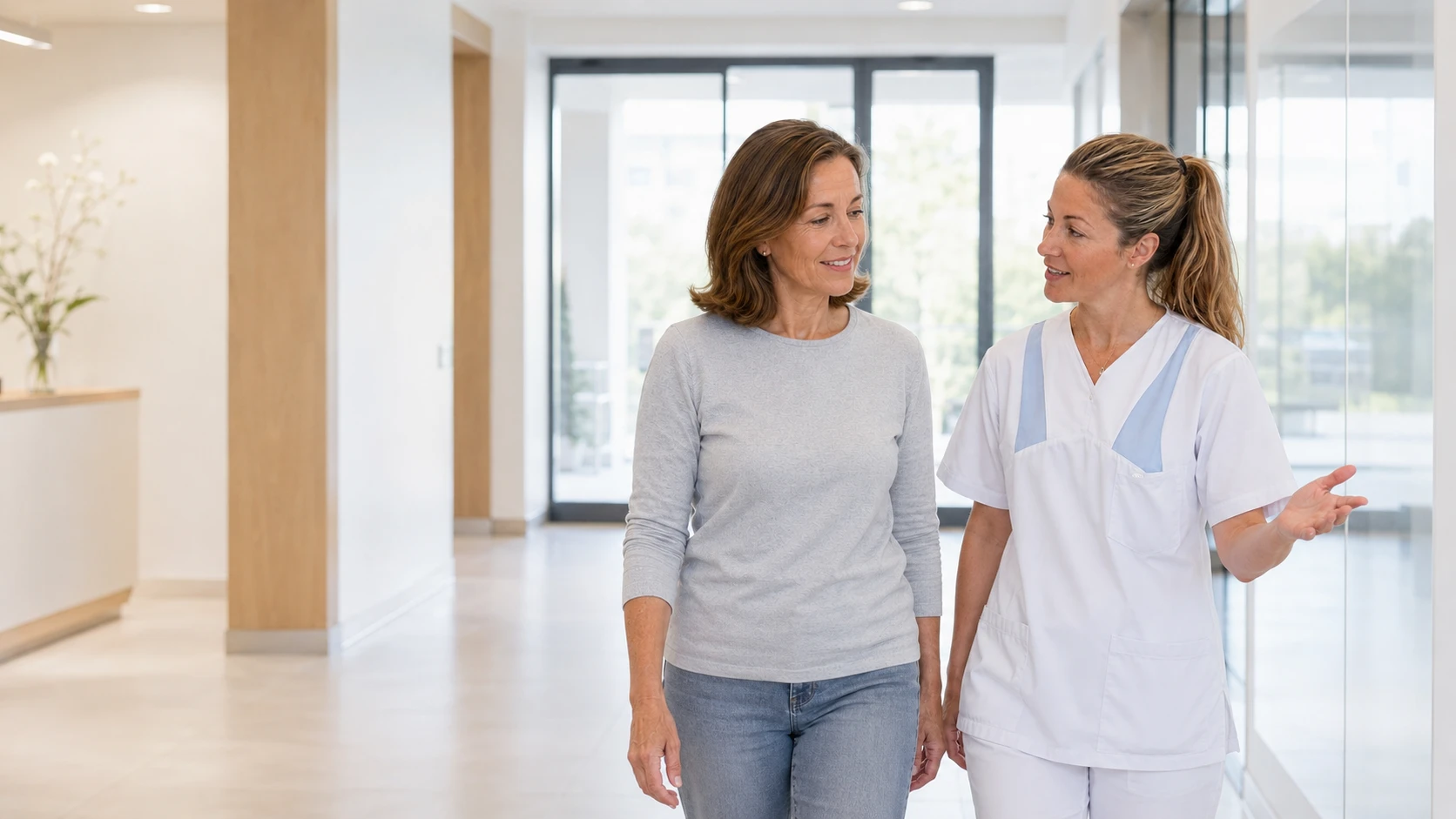 Pflegekraft, Therapeut und Ärztin stimmen sich im Klinikalltag ab