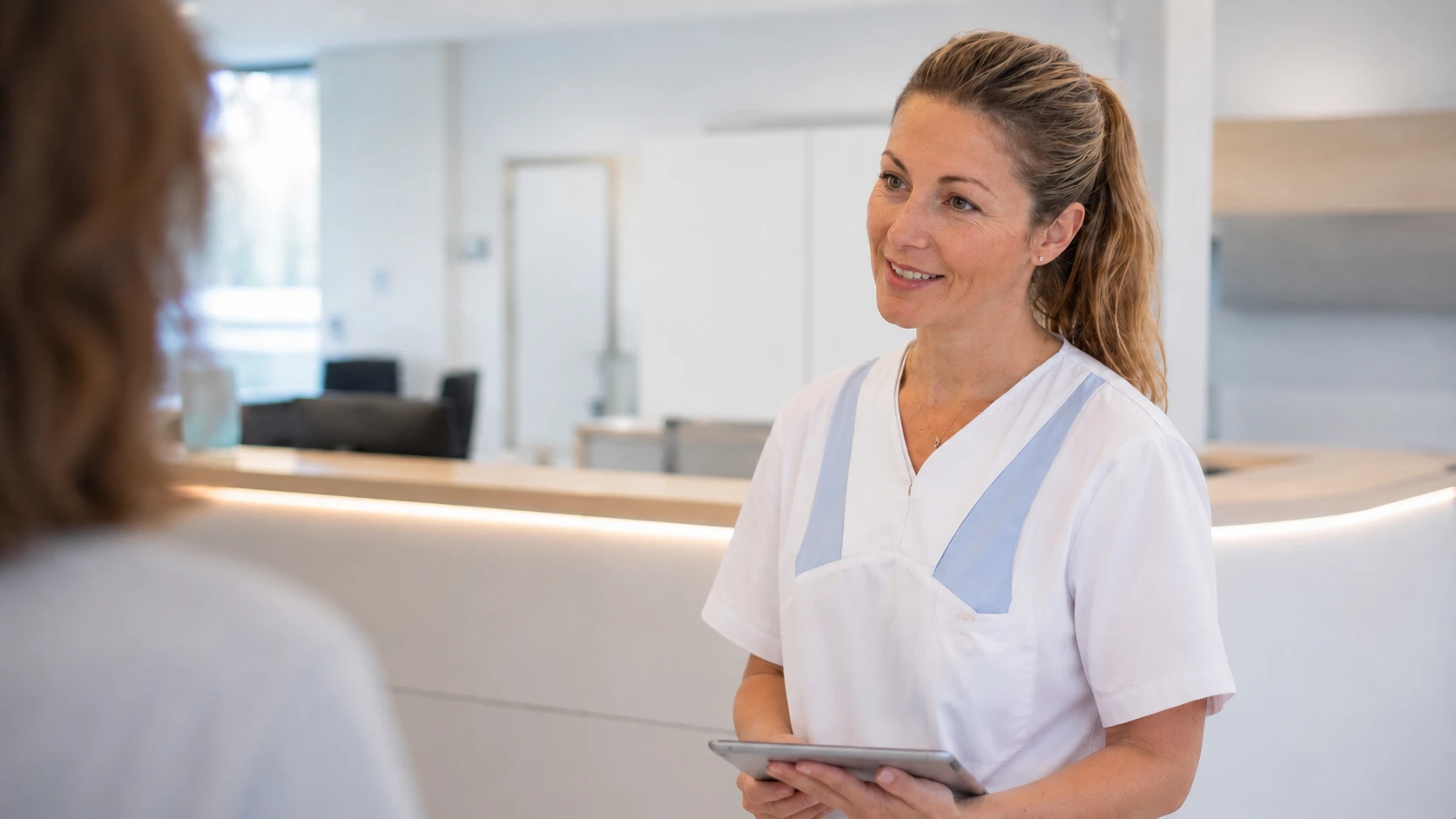 Patientin wird bei der Aufnahme in einer modernen Klinik über den Ablauf informiert