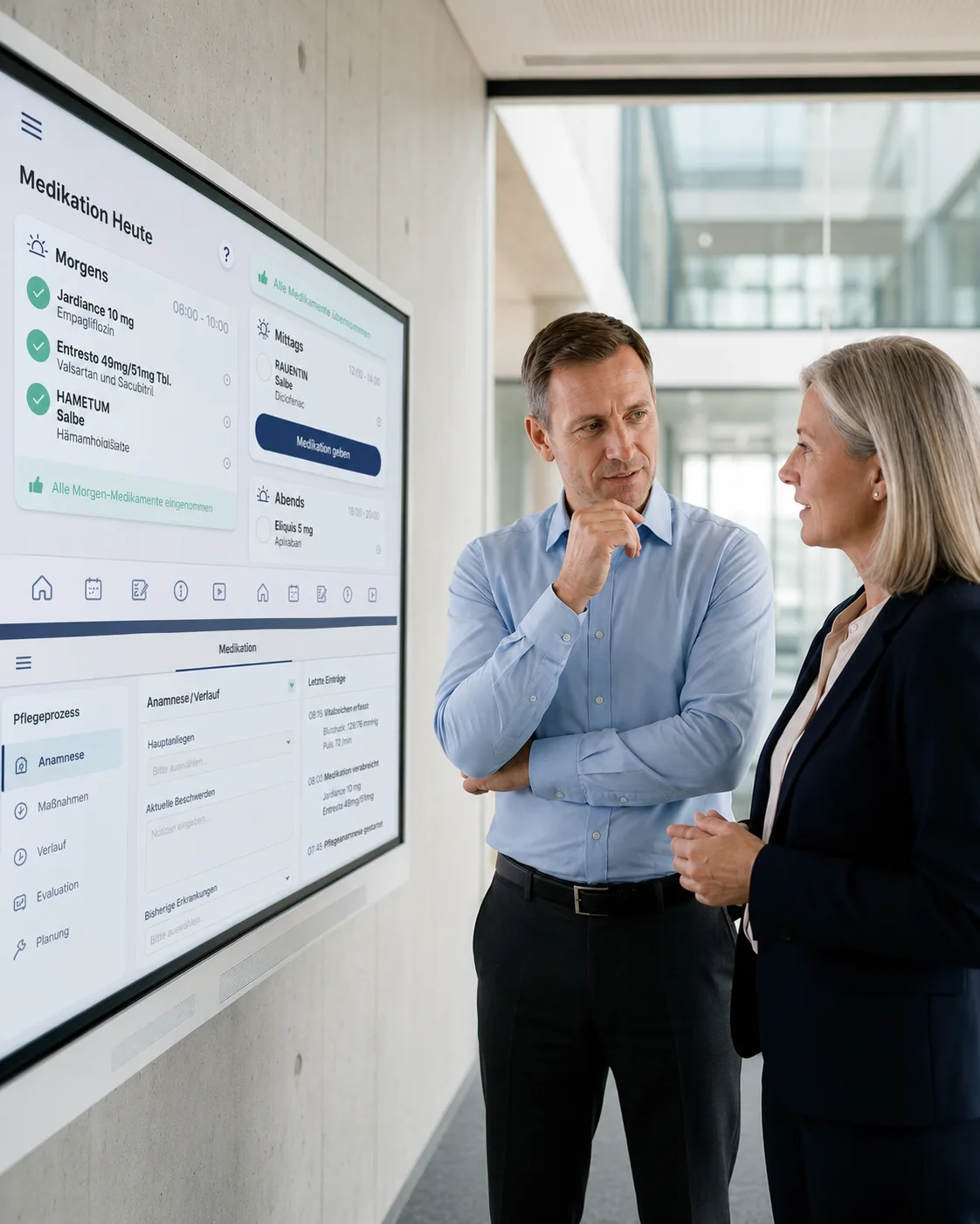 IT-Verantwortliche und Klinikleitung besprechen gemeinsam die Systemanbindung