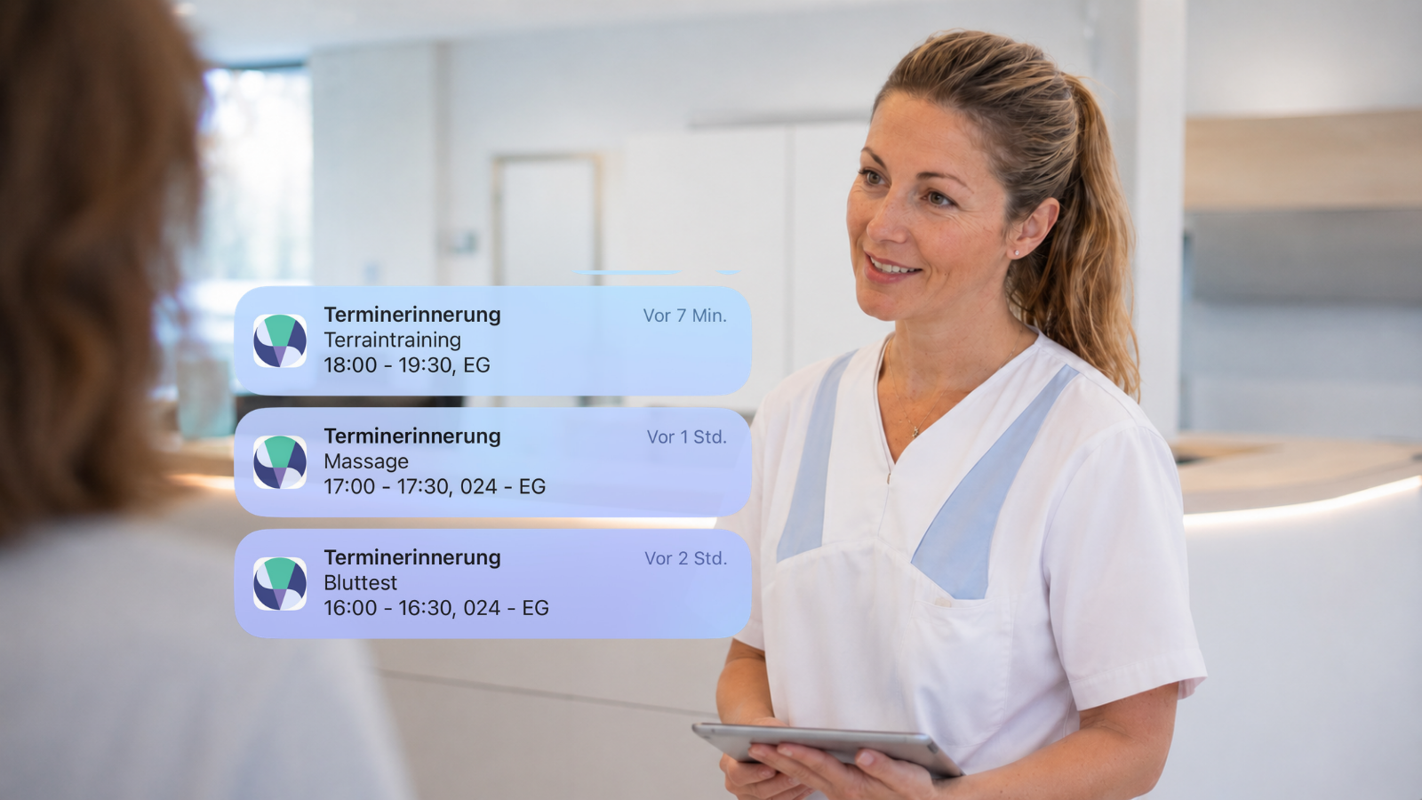 Pflegekraft begrüßt Patientin im Eingangsbereich einer modernen Reha-Klinik