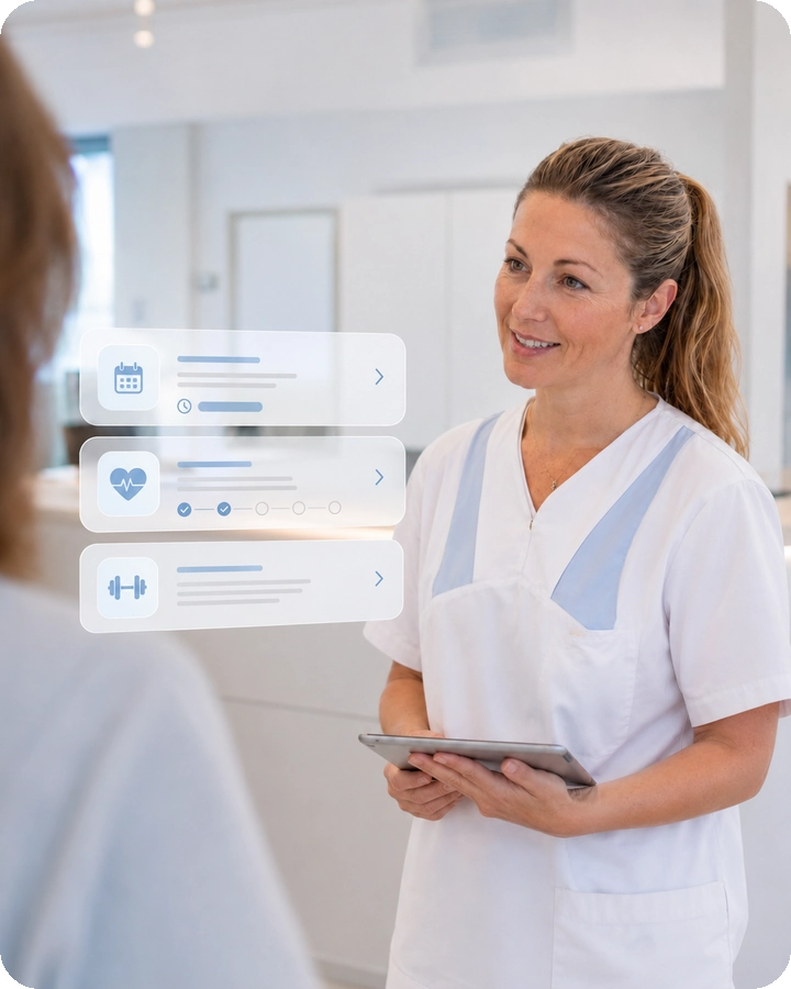 Pflegekraft begrüßt Patientin im Eingangsbereich einer modernen Reha-Klinik