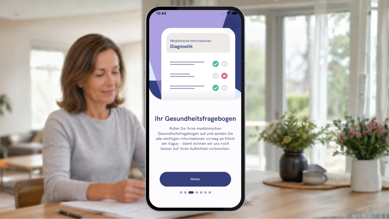 Patientin bereitet zuhause Unterlagen für den Klinikaufenthalt vor