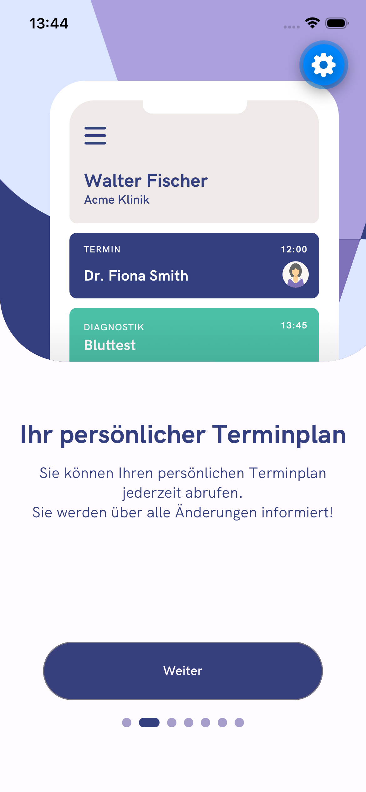 Patientin orientiert sich an ihrem Tagesablauf in einer modernen Reha-Klinik
