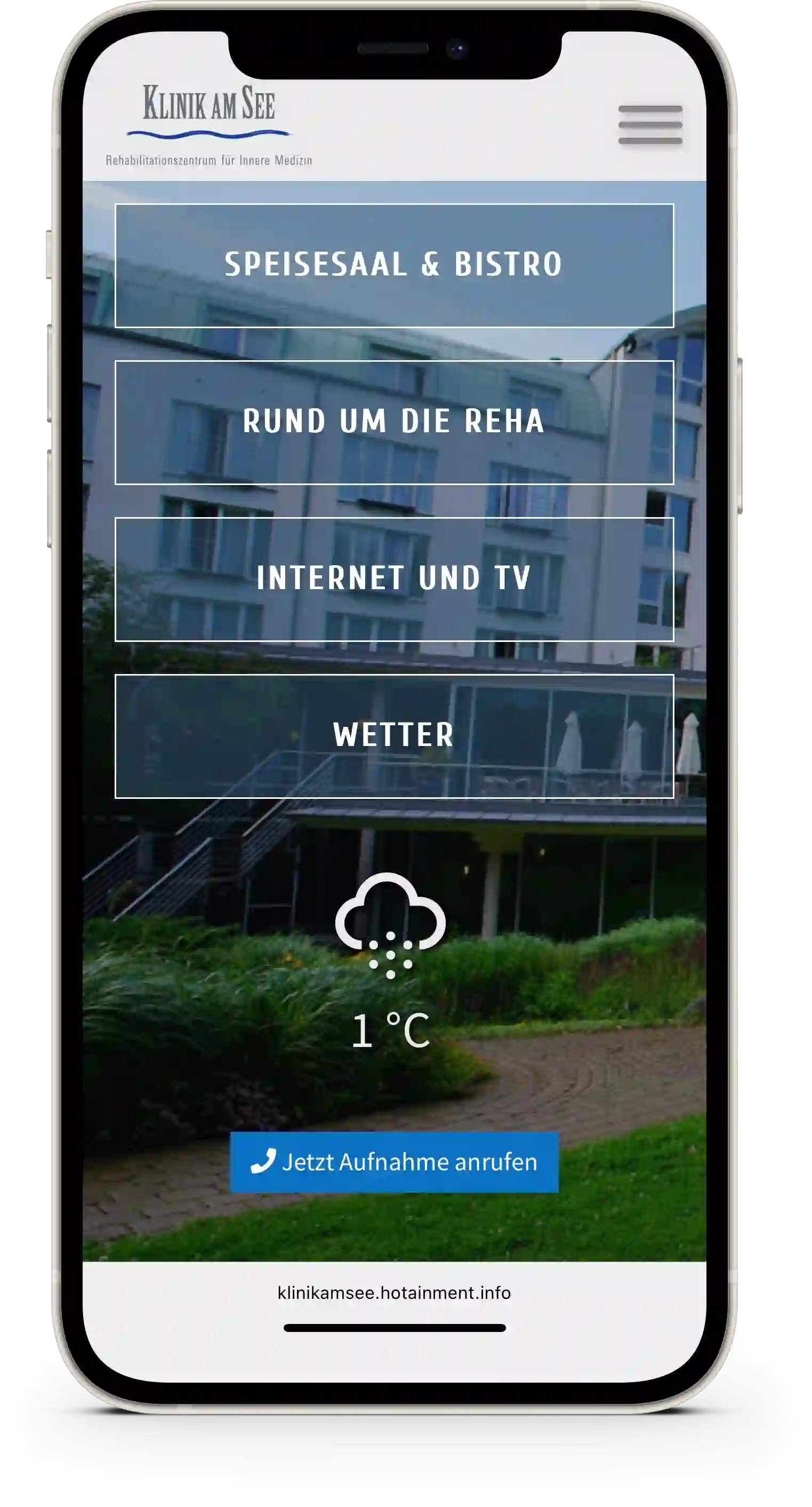 Patientin informiert sich in einem hellen Aufenthaltsbereich einer Reha-Klinik