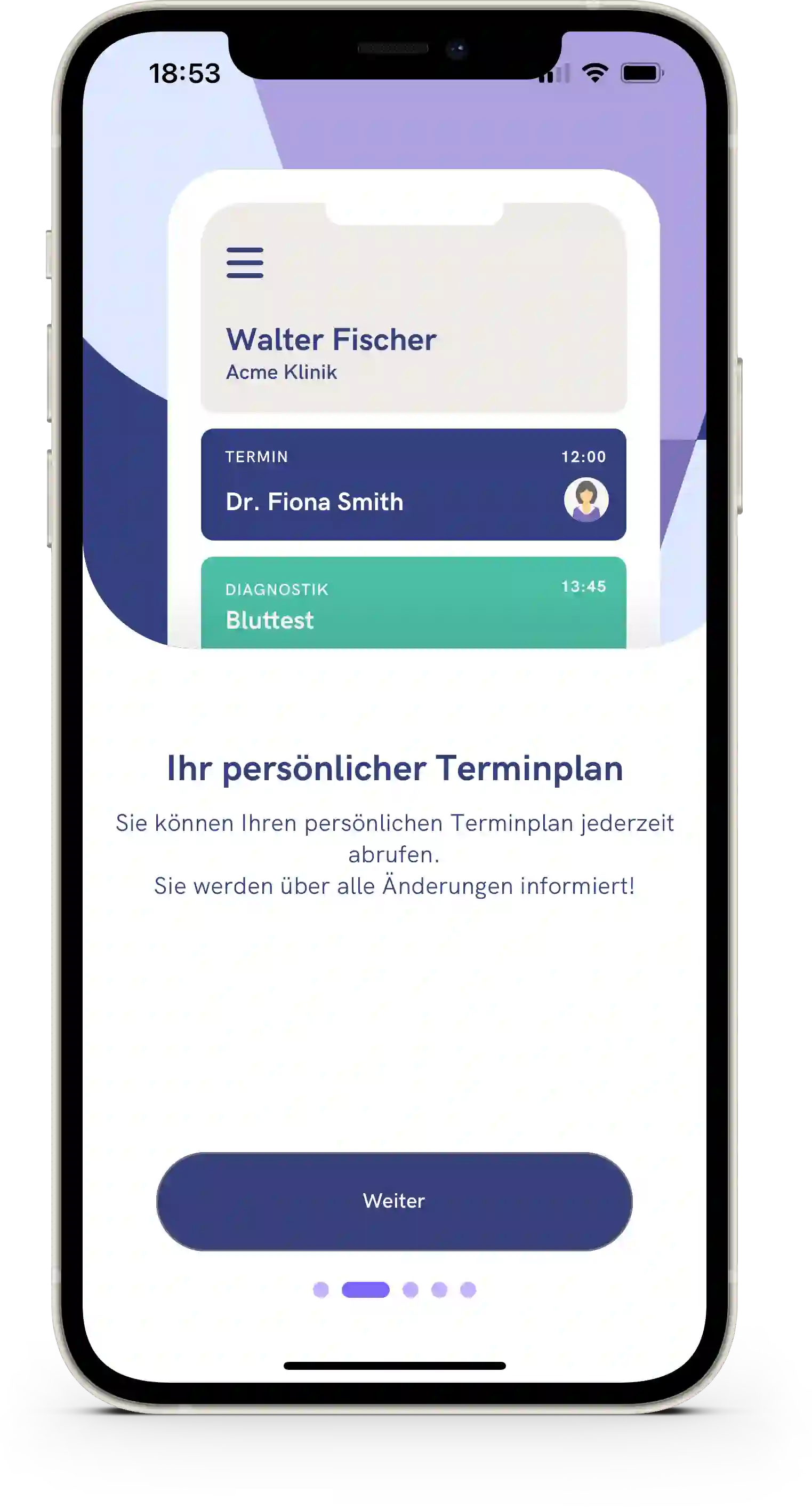 Patientin orientiert sich an ihrem Tagesablauf in einer modernen Reha-Klinik